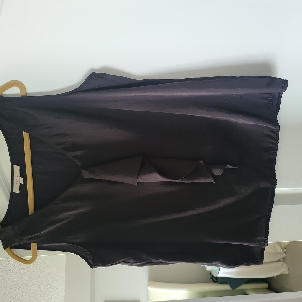 Ann Taylor LOFT sleeveless top. Crinkle silky finish. Size XL